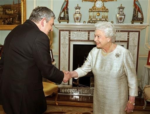 Primeiro-ministro brit&acirc;nico apresenta ren&uacute;ncia &agrave; rainha