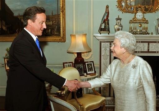 Rainha nomeia David Cameron primeiro-ministro