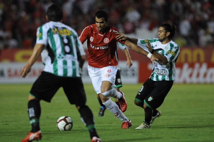Sandro est&aacute; na lista extra para Copa do Mundo