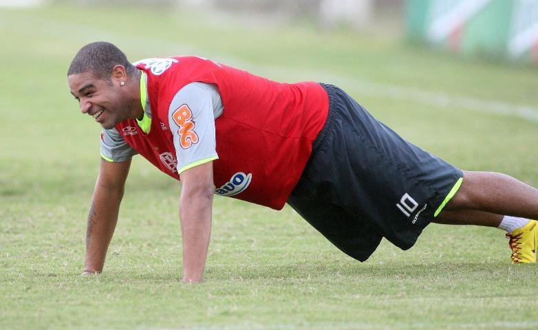 Adriano fica abatido por aus&ecirc;ncia na Copa