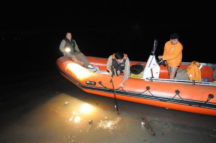 Bombeiros utilizaram holofote durante as buscas