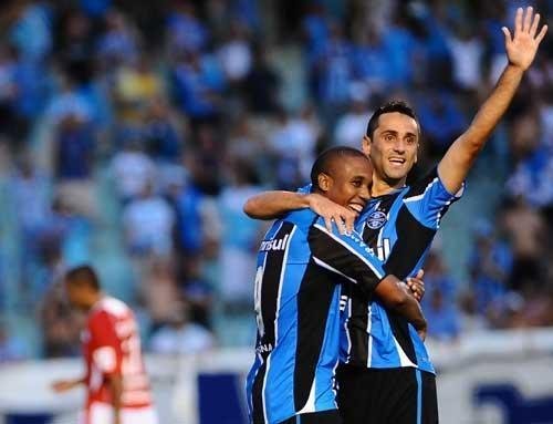 Gr&ecirc;mio recebe Santos e tenta abrir vantagem na Copa do Brasil