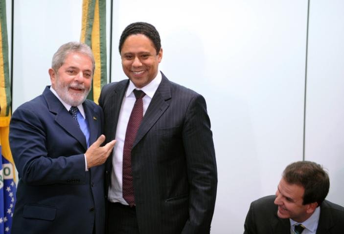 O presidente Lula, o ministro do Esporte, Orlando Silva, e o prefeito do Rio de Janeiro, Eduardo Paes, durante solenidade de assinatura da cria&ccedil;&atilde;o da Autoridade P&uacute;blica Ol&iacute;mpica