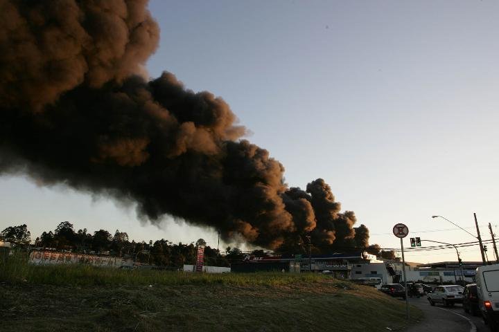 Inc&ecirc;ndio destr&oacute;i dep&oacute;sito de rede varejista em S&atilde;o Paulo