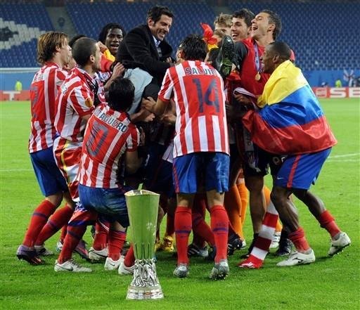 Jogadores e t&eacute;cnico comemoram