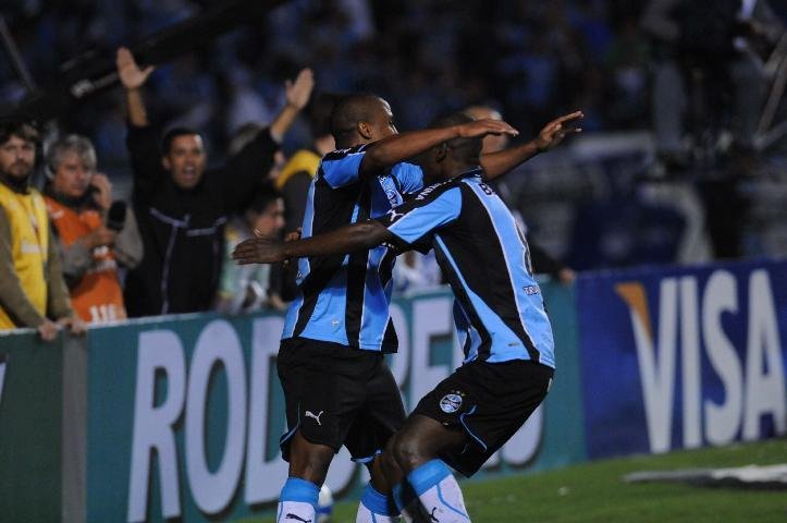 Gr&ecirc;mio e Santos disputam vaga na final da Copa do Brasil. Clique e confira em tempo real