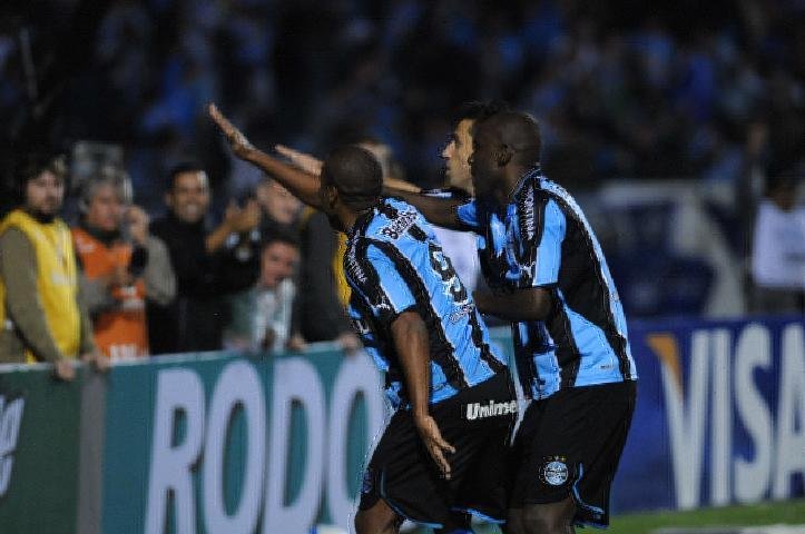Gr&ecirc;mio vibra com a torcida vit&oacute;ria contra o Santos