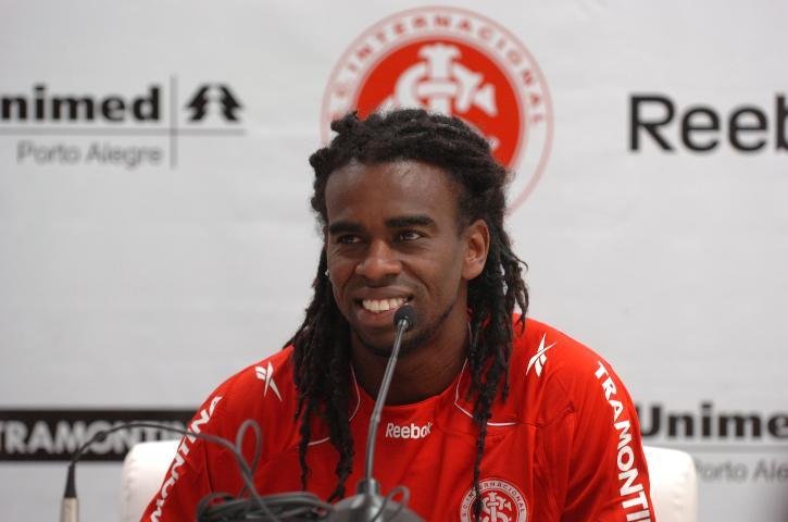 Tinga volta ao Inter depois de quatro anos na Europa