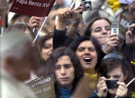 Como em Lisboa e F&aacute;tima, uma multid&atilde;o de fi&eacute;is entusiastas lhe manifestaram apoio