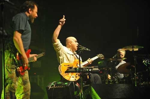 Paralamas dos Sucesso se apresentam em Gua&iacute;ba