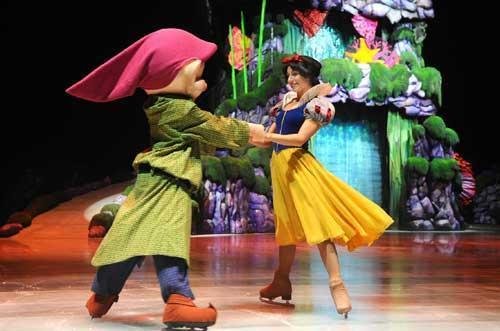 Superprodu&ccedil;&atilde;o traz princesas e her&oacute;is patinando no gelo 