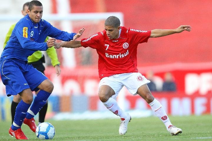 Taison ser&aacute; titular contra o Goi&aacute;s