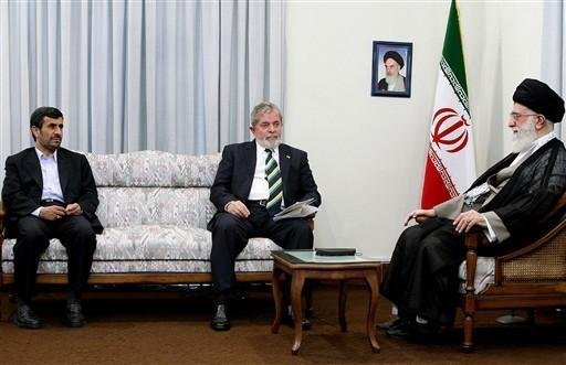 Lula se reuniu com o presidente iraniano, Mahmud Ahmadinejad (E), e o guia supremo do Ir&atilde;, o aiatol&aacute; Ali Khamenei