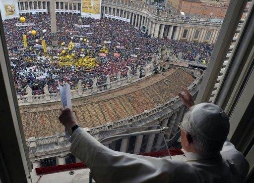 Mais de 150 mil fi&eacute;is se re&uacute;nem na Pra&ccedil;a de S&atilde;o Pedro para apoiar o Papa