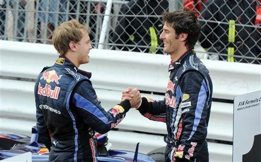 Vettel (&agrave; esquerda) cumprimenta o companheiro de equipe Mark Webber 