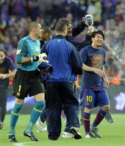 Jogadores do Barcelona comemoram o t&iacute;tulo na Espanha