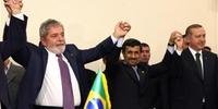 Lula se reuniu com o presidente iraniano Mahmoud Ahmadinejad (C) e o primeiro-ministro turco Recep Tayyip Erdogan (D)