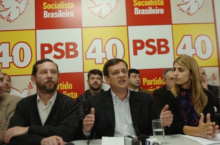 Beto Albuquerque desiste oficialmente de concorrer ao Piratini