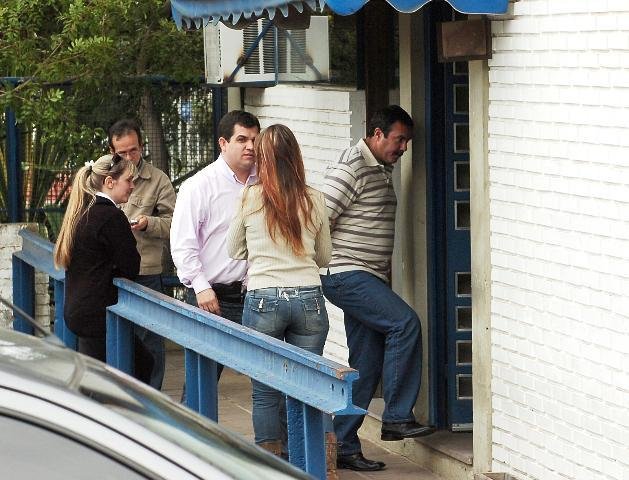 Vanderley Grehs (de camisa listrada) foi preso em Dois Irm&atilde;os