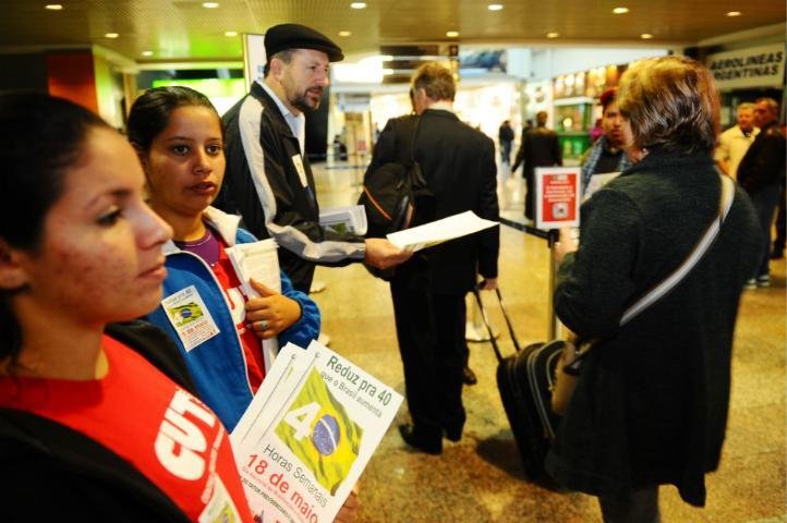Manifestantes distribu&iacute;ram informativos aos parlamentares