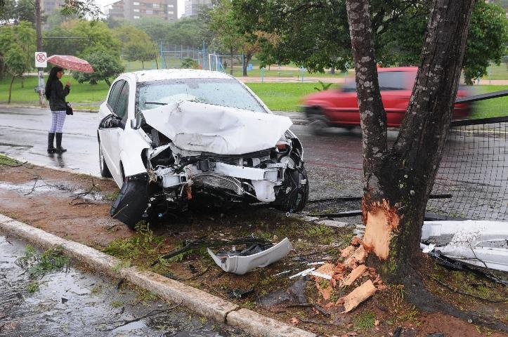 Acidente na Nil&oacute;polis deixou o motorista ferido