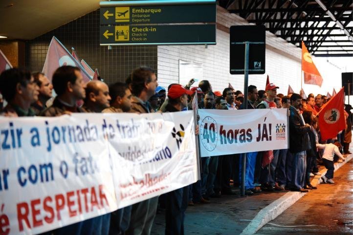 Metal&uacute;rgicos encerram manifesta&ccedil;&atilde;o no aeroporto Salgado Filho