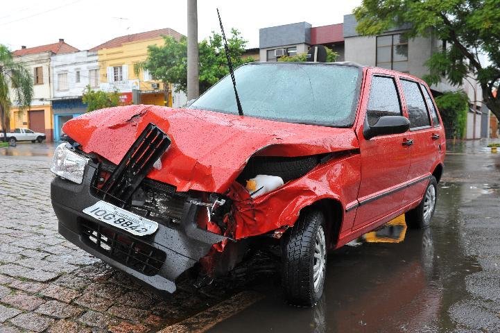 Caminh&atilde;o colide contra Fiat Uno na zona Norte da Capital