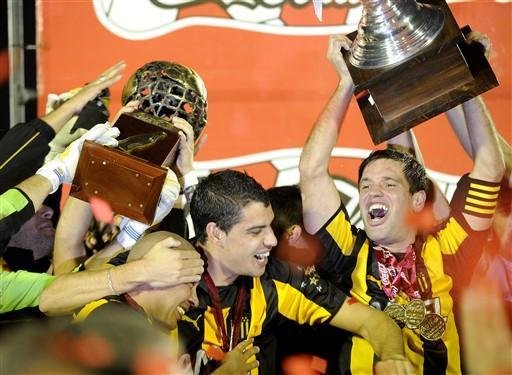 Jogadores do Pe&ntilde;arol festejam t&iacute;tulo uruguaio