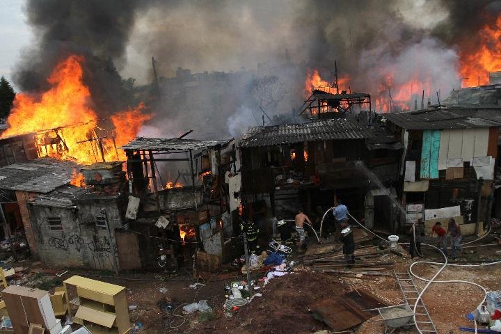 Seis pessoas ficam feridas no inc&ecirc;ndio em SP