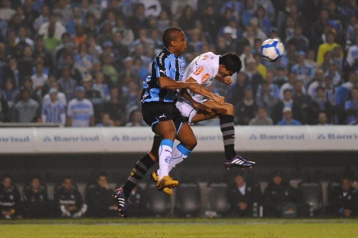 Santos acusa Gr&ecirc;mio de tentar condicionar &aacute;rbitro