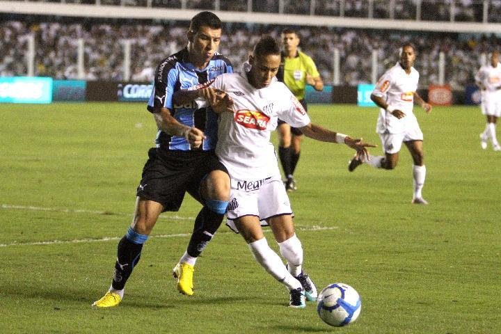 Gr&ecirc;mio, de Ozeia, precisa segurar o Santos, de Neymar, na Vila Belmiro