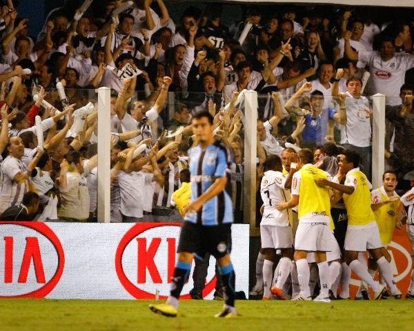 Jogadores do Santos comemoram o gol de Ganso, o primeiro na vit&oacute;ria de 3 a 1 sobre o Gr&ecirc;mio