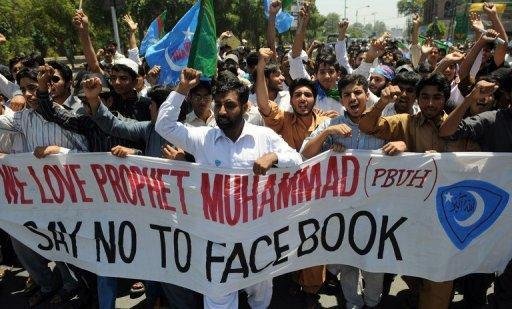 Paquist&atilde;o protesta contra o Facebook