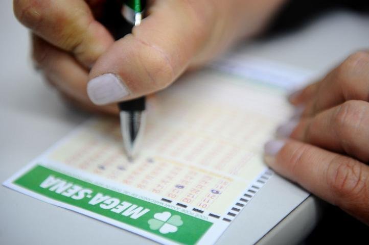 Mega-Sena acumulada leva milhares de apostadores &agrave;s lot&eacute;ricas