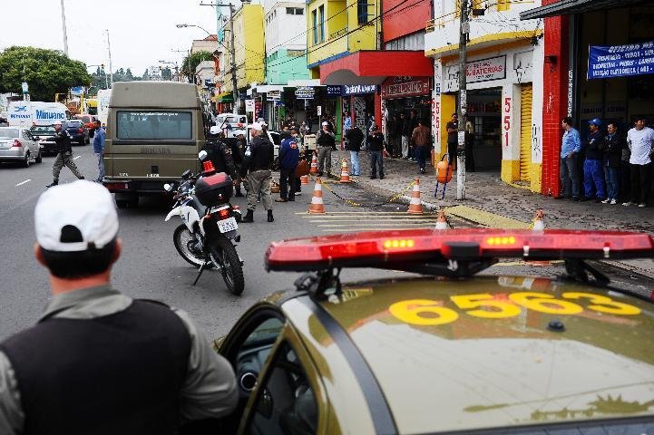 Pol&iacute;cia faz opera&ccedil;&atilde;o para coibir venda ilegal de autope&ccedil;as na Azenha