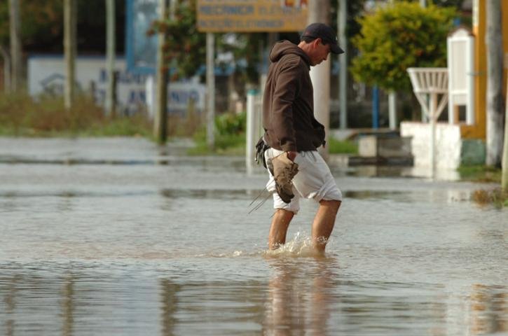 Ruas e avenidas da cidade ficaram destru&iacute;das devido &agrave; enchente desta semana 