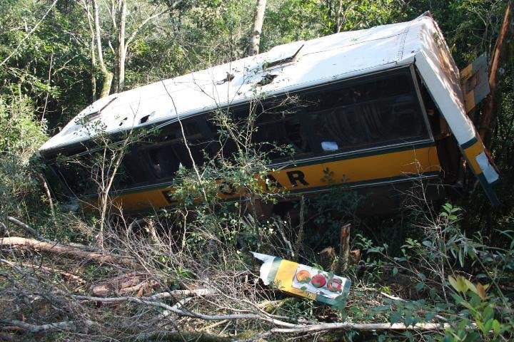 Pol&iacute;cia Civil faz per&iacute;cia de local onde um &ocirc;nibus escolar capotou
