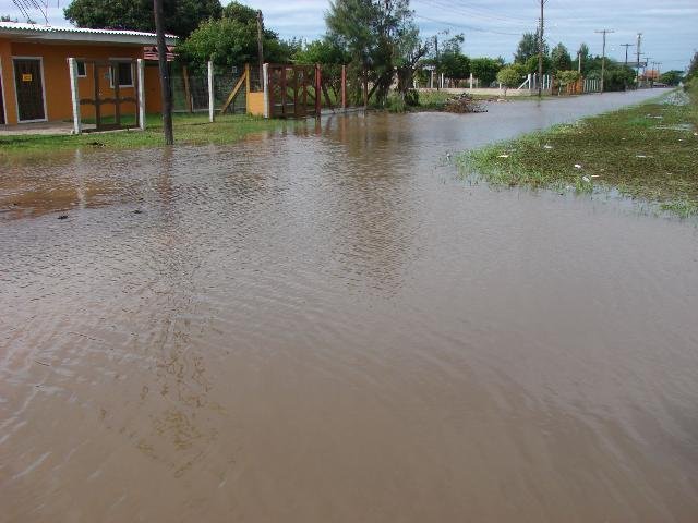 Prefeito afirma que postos de sa&uacute;de, escolas e centenas de metros de cal&ccedil;amentos ter&atilde;o de ser recuperados