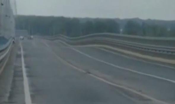 V&iacute;deo mostra ponte balan&ccedil;ando na Russia