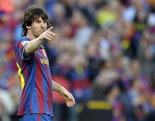 Messi machuca joelho durante treino