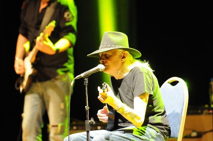 Com 40 anos de carreira, Johnny Winter tocou pela primeira vez em Porto Alegre