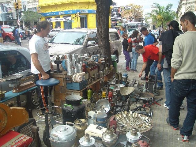 Rivera tem antiqu&aacute;rio a c&eacute;u aberto na rua