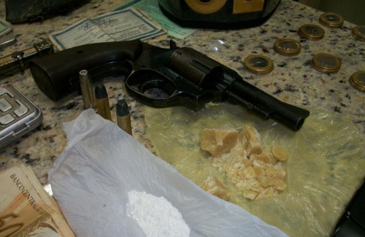 BM apreende arma e drogas em Igrejinha