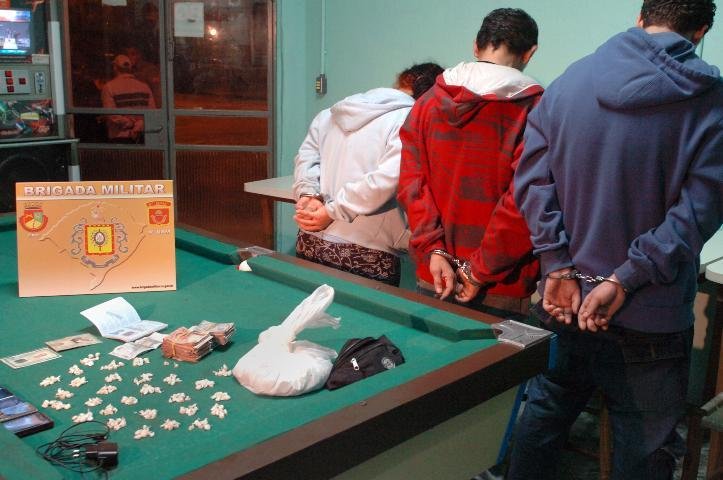 Pol&iacute;cia prende tr&ecirc;s pessoas com 400 pedras de crack
