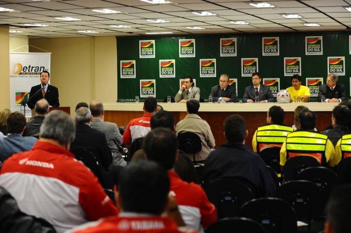 Detran lan&ccedil;a campanha para reduzir acidentes envolvendo motos 