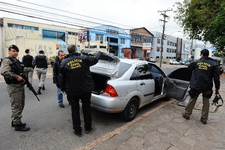 Trio se passa por policiais civis e assalta revenda de ve&iacute;culos em Porto Alegre