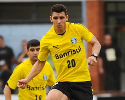 Oz&eacute;ia ser&aacute; o substituto de M&aacute;rio Fernandes na zaga contra o Ava&iacute;