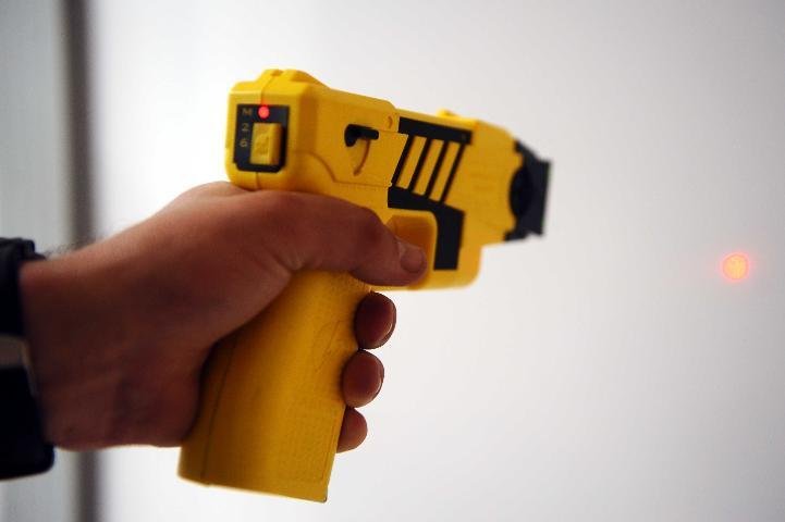 Pistola Taser dispara dardos que imobiliza pessoa atingida