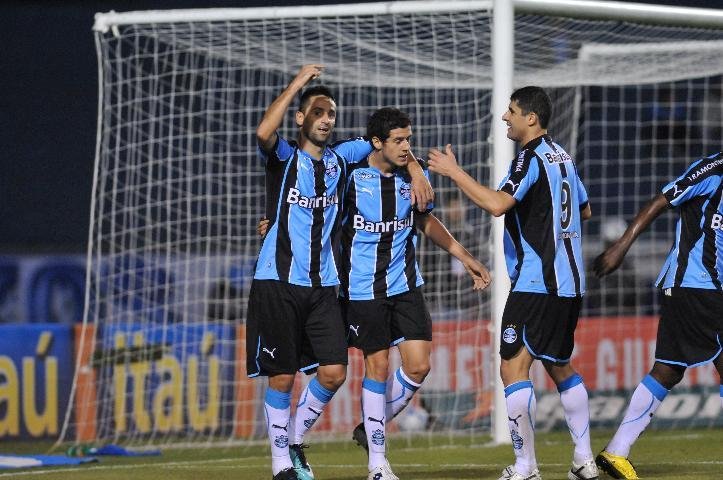 Jonas, Maylson e Rafael Marques comemoram a vit&oacute;ria gremista