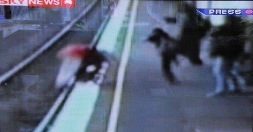 Carrinho cai com beb&ecirc; nos trilhos do trem